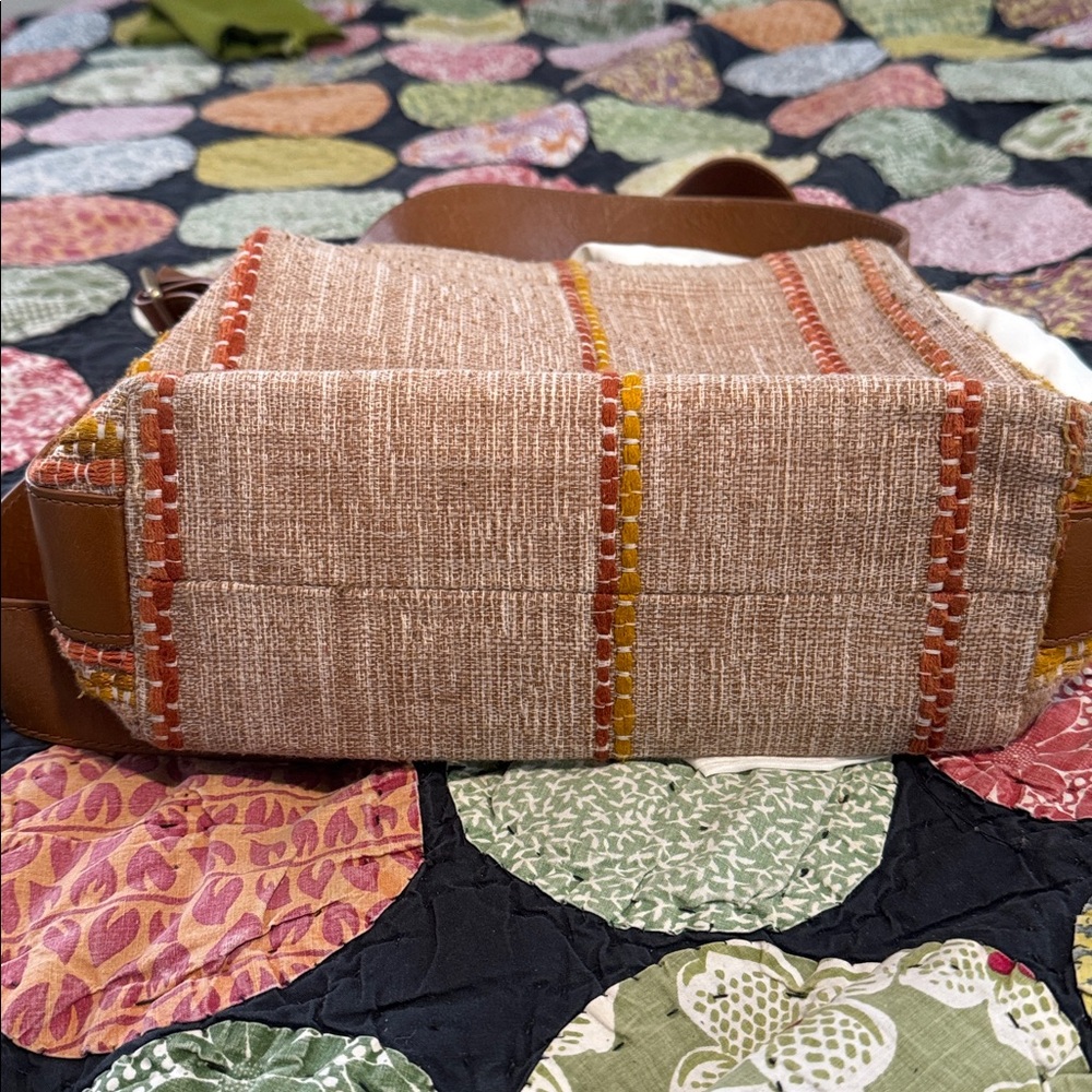 Blaze Bucket Crossbody - Linen Canvas with Leather Trim - Picture 4 of 5